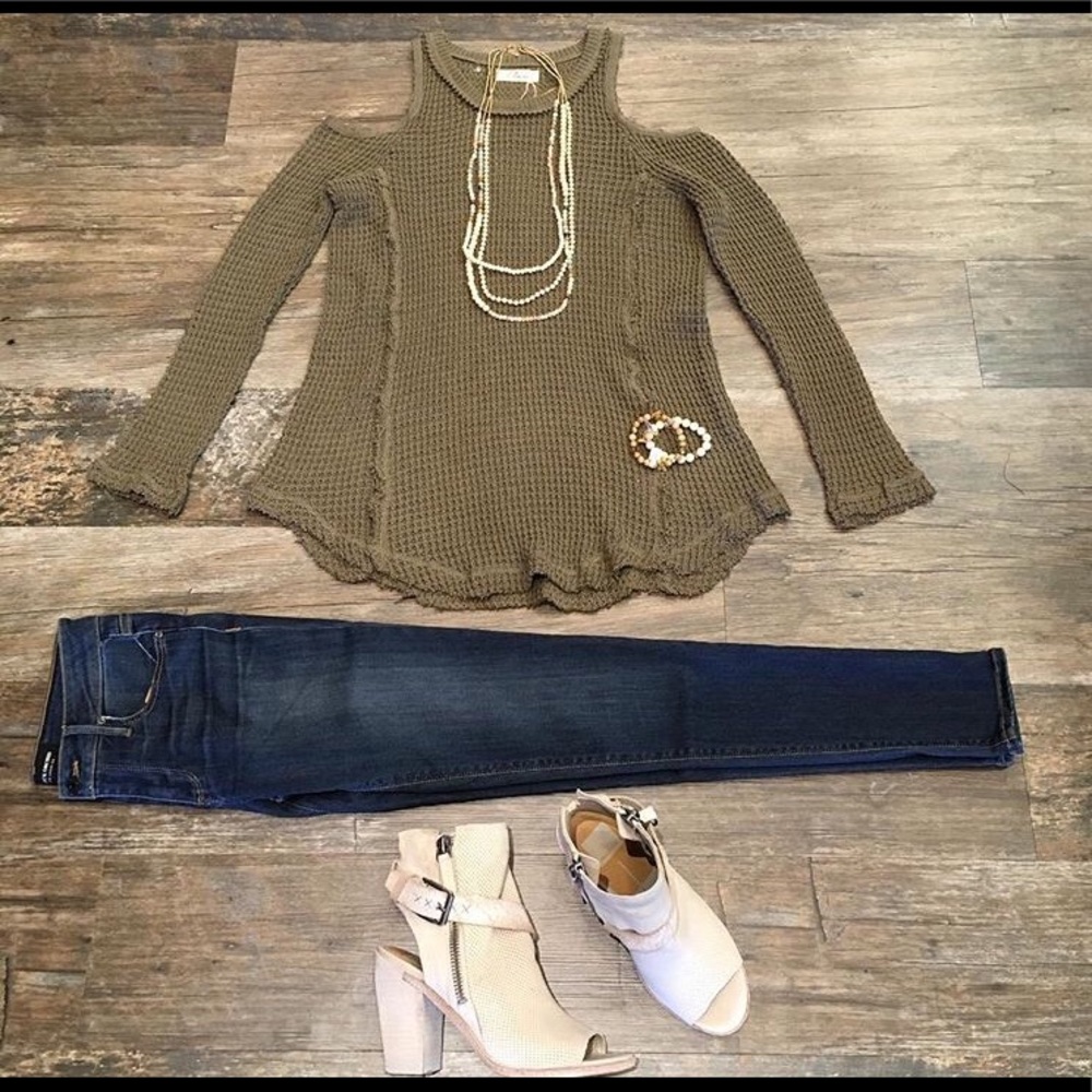 Elan Olive cold shoulder thermal top